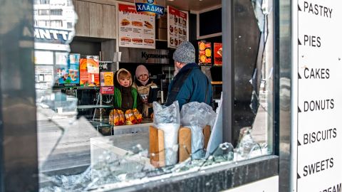 Уявляю, як хлопці на лінії дзвонять, щоб передати полум’яний привіт тим, хто здійснює щоденний подвиг торгівлі чи манікюру, – волонтерка Уявляю, як хлопці на лінії дзвонять, щоб передати полум’яний привіт тим, хто здійснює щоденний подвиг торгівлі чи манікюру, – волонтерка