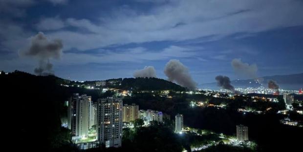 В столиці Венесуели лунають вибухи. ЗМІ повідомляють про початок вторгнення американської армії (відео) В столиці Венесуели лунають вибухи. ЗМІ повідомляють про початок вторгнення американської армії (відео)