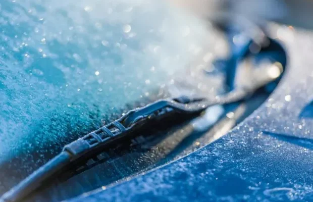 Водіям на замітку: Чому в авто обмерзає лобове скло і як від цього врятуватися Водіям на замітку: Чому в авто обмерзає лобове скло і як від цього врятуватися