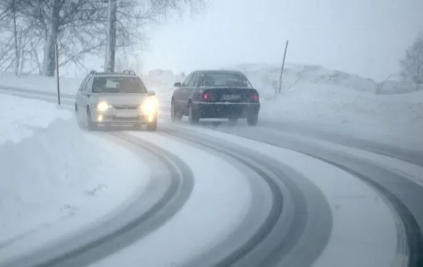 Водіям на замітку! Як не вилетіти з дороги в ожеледицю – головне правило першої секунди Водіям на замітку! Як не вилетіти з дороги в ожеледицю – головне правило першої секунди