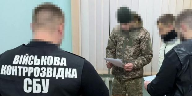 За сприяння Сирського: СБУ затримала військового ЗСУ, який передавав росіянам локації ППО біля аеродромів України (фото) За сприяння Сирського: СБУ затримала військового ЗСУ, який передавав росіянам локації ППО біля аеродромів України (фото)