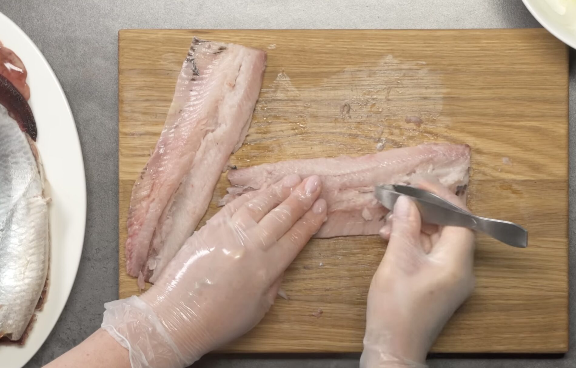 Господині розповіли, як за хвилину почистити оселедець Господині розповіли, як за хвилину почистити оселедець