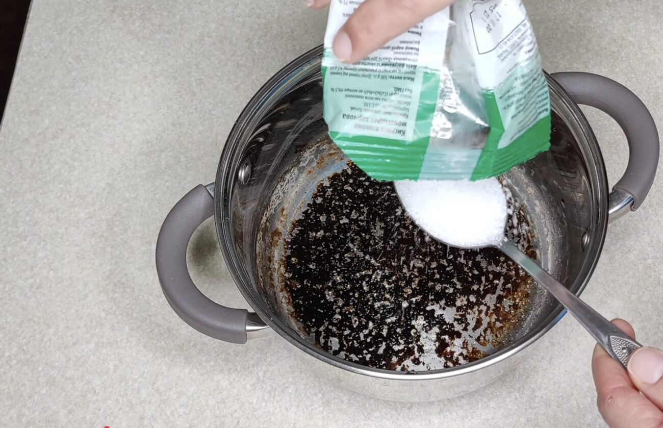 Господині розповіли, як очистити старі каструлі без хімії