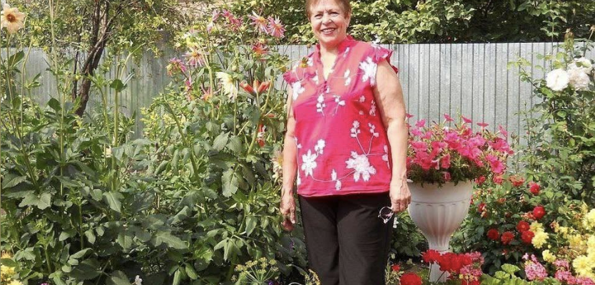 Я родом з маленького селища міського типу, де головним джерелом харчування був город. Жили ми не багато, та на необхідний мінімум вистачало. Нового одягу в мене ніколи не було- або те, що сусіди віддали, або з секонду. Батька я майже не бачила. Та коли я подорослішала, то з’явився. Ще й з такою нахабною пропозицією. Хоча чого я власне очікувала?… Я родом з маленького селища міського типу, де головним джерелом харчування був город. Жили ми не багато, та на необхідний мінімум вистачало. Нового одягу в мене ніколи не було- або те, що сусіди віддали, або з секонду. Батька я майже не бачила. Та коли я подорослішала, то з’явився. Ще й з такою нахабною пропозицією. Хоча чого я власне очікувала?…