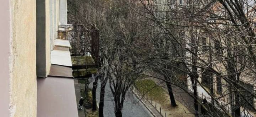 Стала свекрусі наша квартира поперек горла. Вже який рік поспіль слухаю нарікання та скандали. Бо, бачте, Дімка вирішив зі мною жити, а не залишатися з мамою. Але він дорослий мужик, не буде до скону сидіти під її спідницею! А нещодавно Ольга Володимирівна такий ґвалт зчинила – все через цю покупку додому. Але без неї ми точно не перезимуємо спокійно. Я просто в шоці з її слів та поведінки! Стала свекрусі наша квартира поперек горла. Вже який рік поспіль слухаю нарікання та скандали. Бо, бачте, Дімка вирішив зі мною жити, а не залишатися з мамою. Але він дорослий мужик, не буде до скону сидіти під її спідницею! А нещодавно Ольга Володимирівна такий ґвалт зчинила – все через цю покупку додому. Але без неї ми точно не перезимуємо спокійно. Я просто в шоці з її слів та поведінки!