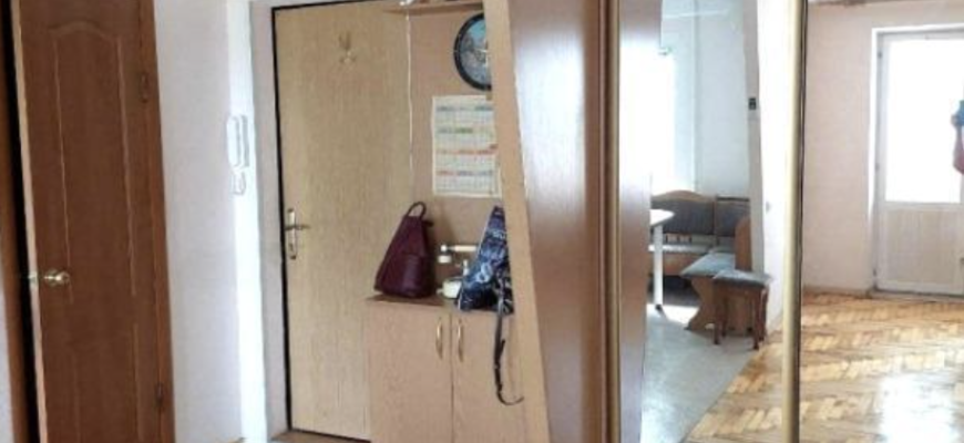 У дім я батьків так і не впустила. Поговорили на сходах, взяла у них подарунки і відправила назад в село. – Грошей немає. Яке кафе? Ми до тебе заїдемо. Довго не будемо. Та ще й зять на роботі. Затримувати тебе не будемо, – обіцяла мама. Однак, все закінчилося сваркою, батьки дуже образилися. У дім я батьків так і не впустила. Поговорили на сходах, взяла у них подарунки і відправила назад в село. – Грошей немає. Яке кафе? Ми до тебе заїдемо. Довго не будемо. Та ще й зять на роботі. Затримувати тебе не будемо, – обіцяла мама. Однак, все закінчилося сваркою, батьки дуже образилися.