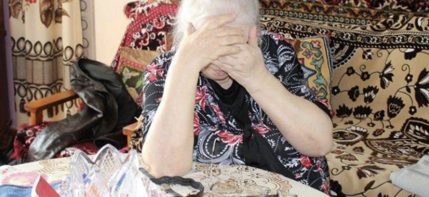 Йди ти на війну, інакше сина заберуть! – Вадим погодився на вмовляння дружини, та вже за рік загинув. І, здається, нікому до цього діла не було. Лише старенька мати оплакувала свого Героя. А онуки про неї зовсім забули. Та те як вони вчинили на річницю гибелі Вадима – не вкладається в голові. Йди ти на війну, інакше сина заберуть! – Вадим погодився на вмовляння дружини, та вже за рік загинув. І, здається, нікому до цього діла не було. Лише старенька мати оплакувала свого Героя. А онуки про неї зовсім забули. Та те як вони вчинили на річницю гибелі Вадима – не вкладається в голові.