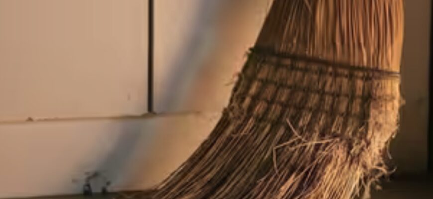 Три місця в домі, де не можна зберігати віник, щоб не притягнути невдачі: народні прикмети Три місця в домі, де не можна зберігати віник, щоб не притягнути невдачі: народні прикмети