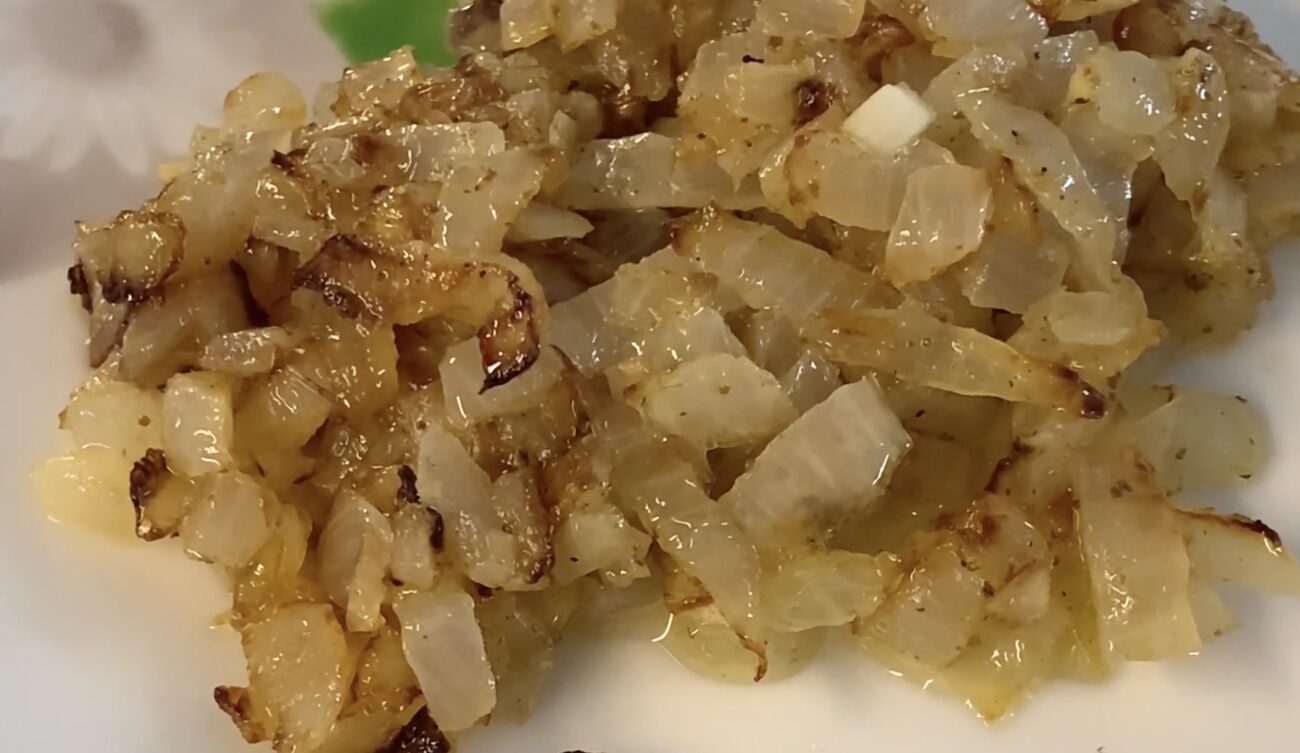 Кулінари розповіли, чому цибуля підгоряє, а не стає золотистою