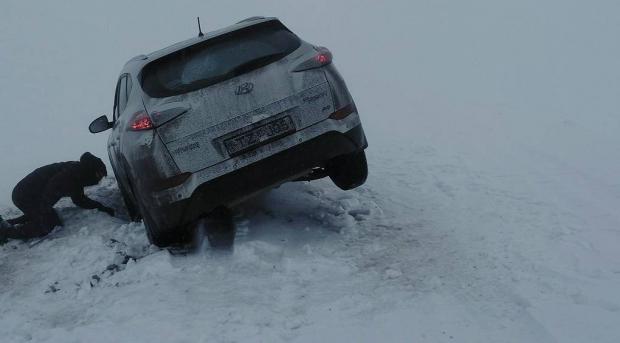 Золоті правила: Що робити, якщо авто застрягло у снігу Золоті правила: Що робити, якщо авто застрягло у снігу