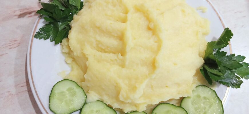 Картопля на пюре виходить повітряною, як хмарка: 1 секретний інгредієнт додаю в самому кінці Картопля на пюре виходить повітряною, як хмарка: 1 секретний інгредієнт додаю в самому кінці