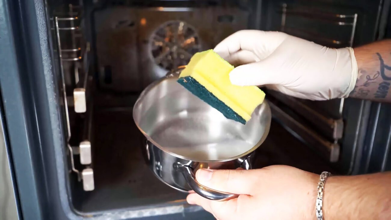 Експерти пояснили, як швидко очистити духовку від нагару без використання побутової хімії