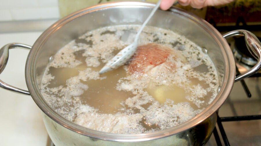 Господині розповіли, скільки варити бульйон, щоб він був прозорим