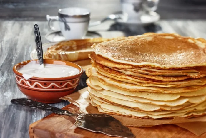 Господині розповіли рецепт тонких млинців на Масляну 2026