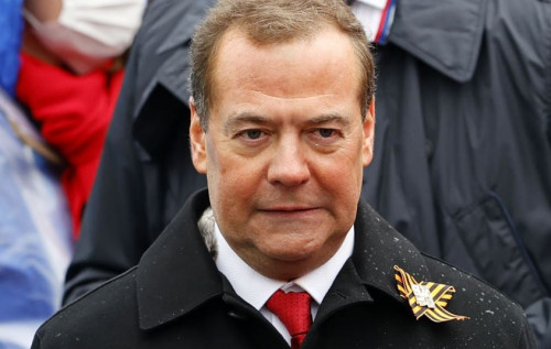 Медведєв вибухнув новими погрозами і самовпевнено заявив, що перемога РФ вже "проглядається" Медведєв вибухнув новими погрозами і самовпевнено заявив, що перемога РФ вже "проглядається"