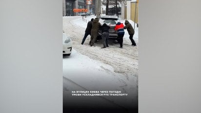 Київ замело снігом — місто у заторах, авто буксують Київ замело снігом — місто у заторах, авто буксують
