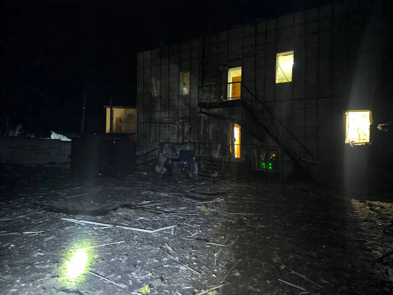 Наслідки російських обстрілів по селищу Золочів