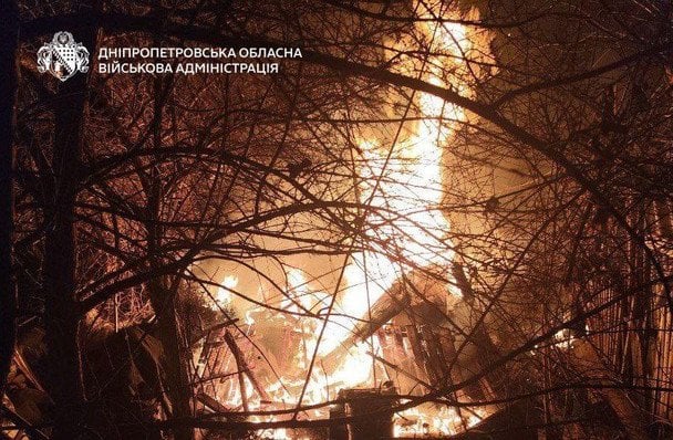 Внаслідок атаки військ РФ пошкоджені приватні будинки та автівки в одному з районів міста / © Дніпропетровська ОДА