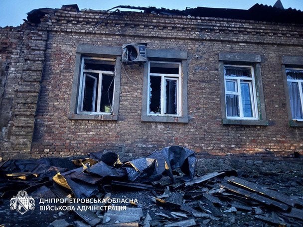 Внаслідок атаки військ РФ пошкоджені приватні будинки та автівки в одному з районів міста / © Дніпропетровська ОДА