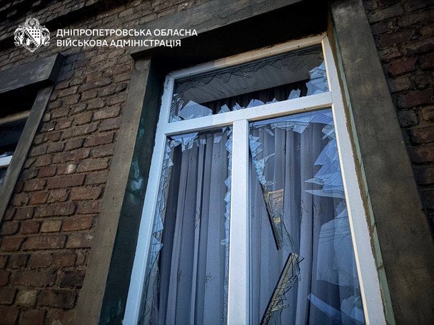 Внаслідок атаки військ РФ пошкоджені приватні будинки та автівки в одному з районів міста / © Дніпропетровська ОДА