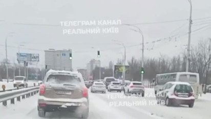 Затори в Києві через лід на дорогах зняли на відео Затори в Києві через лід на дорогах зняли на відео