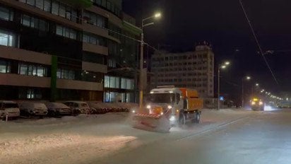 Комунальники розчищають Київ від снігу Комунальники розчищають Київ від снігу