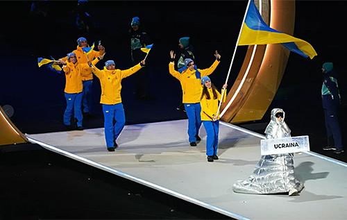 Під час відкриття Олімпіади-2026 табличку України перед збірною несла росіянка Під час відкриття Олімпіади-2026 табличку України перед збірною несла росіянка