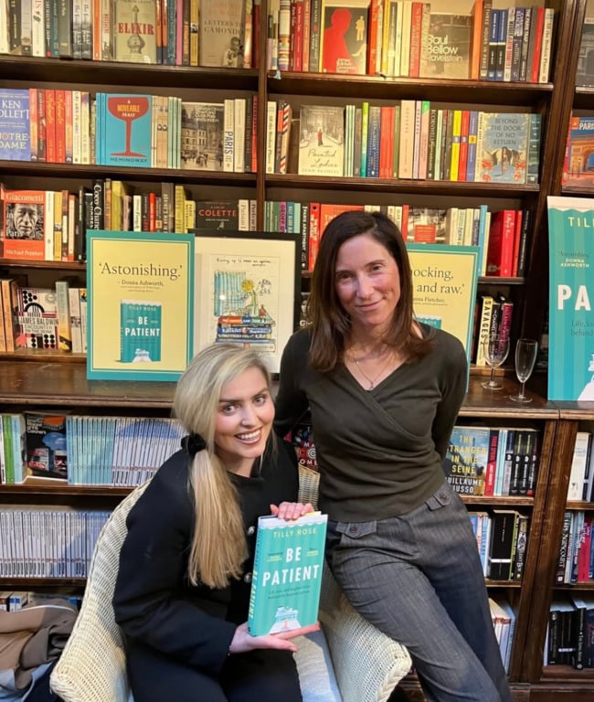 Жінка з рідкісною хворобою написала книгу