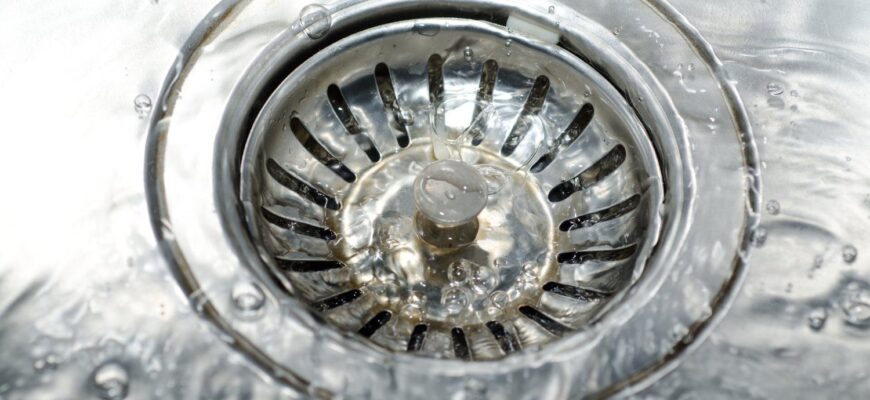 Запах каналізації, який докучав з раковини 2 роки, зник за 15 хвилин: просто залила “це” у злив Запах каналізації, який докучав з раковини 2 роки, зник за 15 хвилин: просто залила “це” у злив