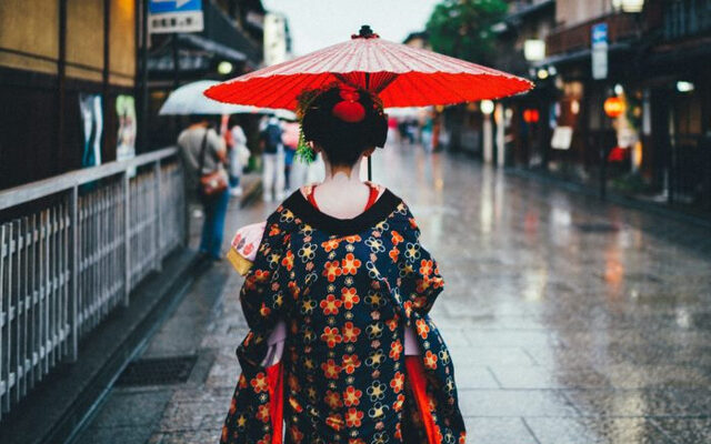 Японці сідають на унітаз обличчям уперед: не дивина, а продумана культура гігієни Японці сідають на унітаз обличчям уперед: не дивина, а продумана культура гігієни