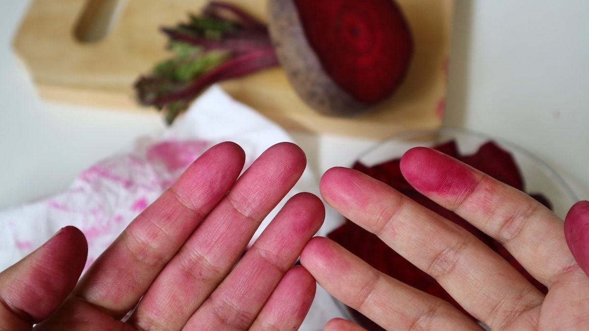 Експерти розповіли, як можна очистити руки від неприємного аромату та слідів буряка
