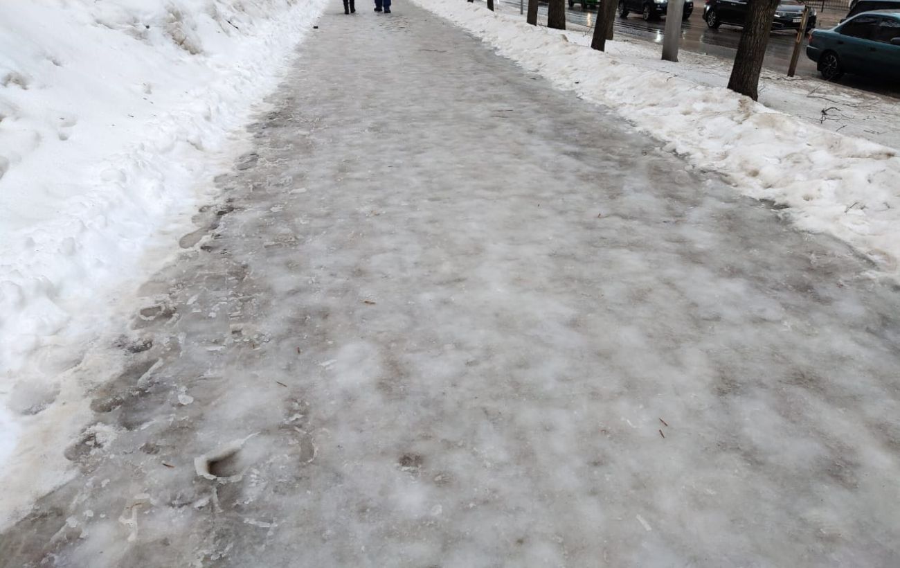 Експерти розповіли, як можна прибрати сніг і лід біля свого будинку, аби гуляти було комфортно