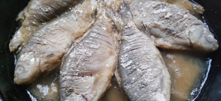 Як смажити рибу, щоб вона мала хрустку скоринку, не прилипала до пательні й не розповзалася: 3 поради Як смажити рибу, щоб вона мала хрустку скоринку, не прилипала до пательні й не розповзалася: 3 поради