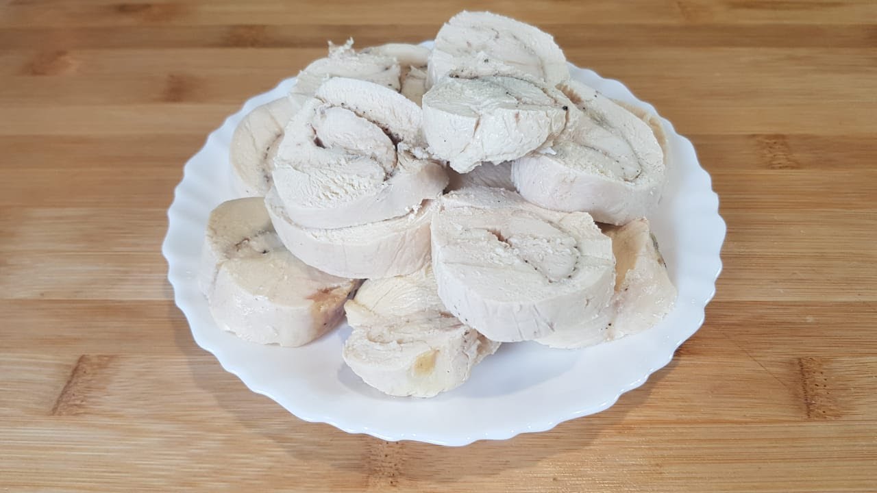 Кулінари розповіли, як приготувати смачну та соковиту варену курку без зайвого клопоту