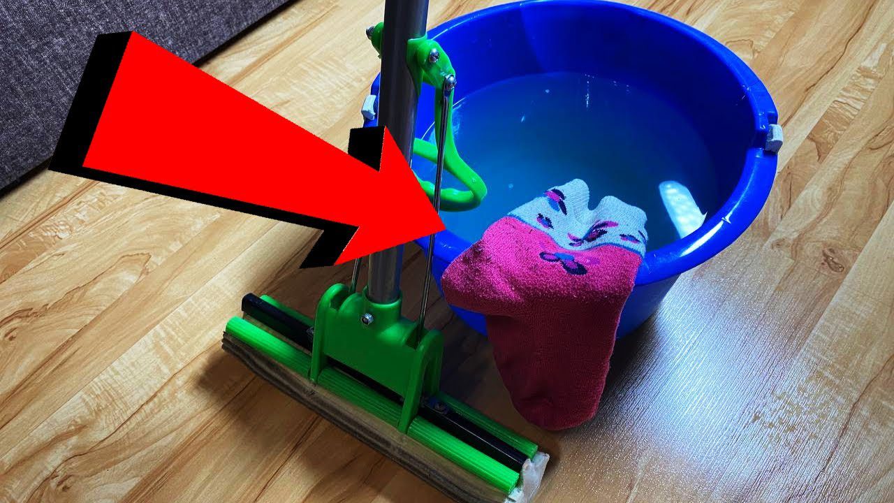 Господині розповіли, навіщо потрібно надягати на швабру стару шкарпетку