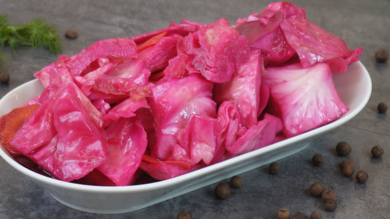 Кулінари розповіли, як приготувати капусту Пелюстку з буряком та часником