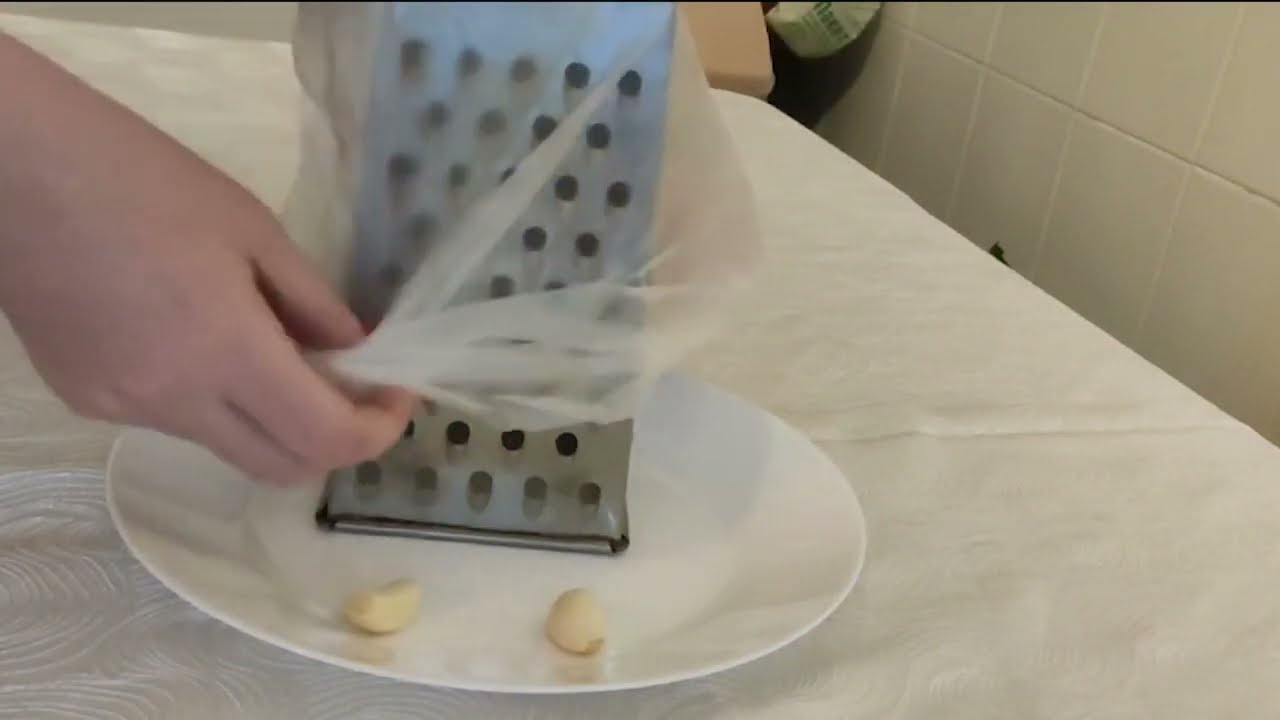 Кулінари розповіли, як максимально чисто натерти часник на тертку