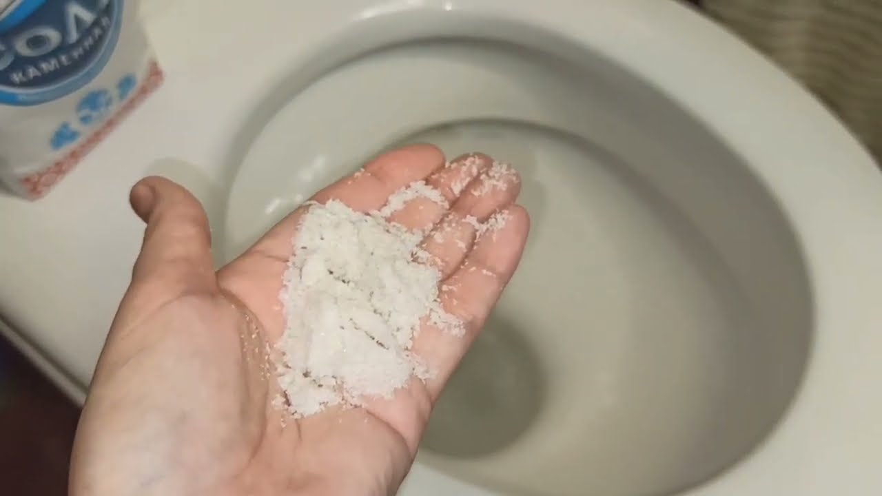 Господині розповіли, навіщо потрібно сипати сіль в унітаз та раковину