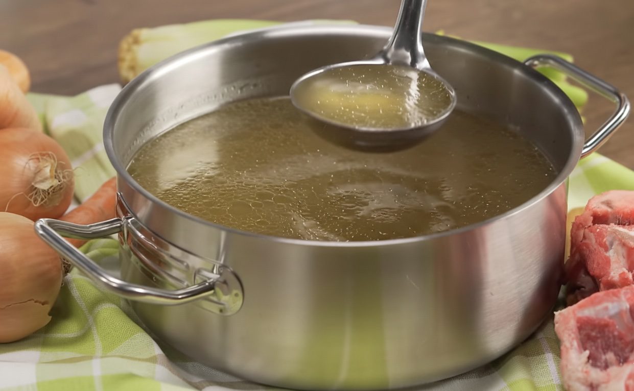 Господині розповіли, скільки варити бульйон, щоб він був прозорим