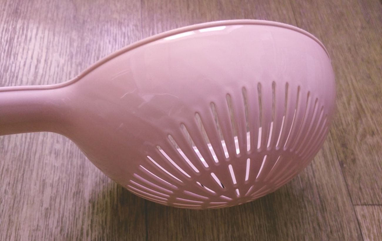 Експерти розповіли, як правильно зливати воду з каструлі з макаронами