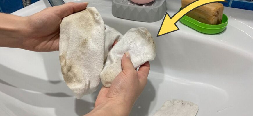 1 розчин + господарське мило — і білі шкарпетки навіть не треба терти: “намастили”, залишили на ніч, випрали 1 розчин + господарське мило — і білі шкарпетки навіть не треба терти: “намастили”, залишили на ніч, випрали