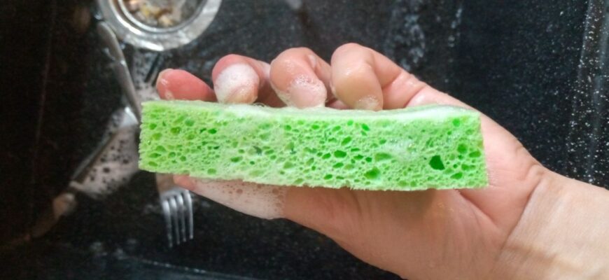 Старі губки для посуду бережу як зіницю ока: вони всі діряві, а я знаю 4 способи застосування вдома Старі губки для посуду бережу як зіницю ока: вони всі діряві, а я знаю 4 способи застосування вдома
