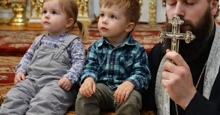 Чи варто брати малих дітей до церкви, чи краще залишити вдома. Священник дав відповідь Чи варто брати малих дітей до церкви, чи краще залишити вдома. Священник дав відповідь