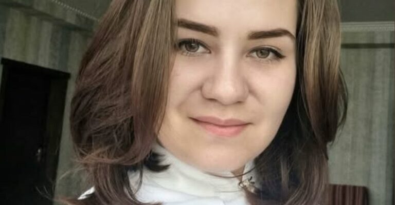 Андрій зайшов у квітковий магазин, щоб купити червоні троянди для його коханої Насті. У неї сьогодні день народження. Міг би бути… Андрій зайшов у квітковий магазин, щоб купити червоні троянди для його коханої Насті. У неї сьогодні день народження. Міг би бути…