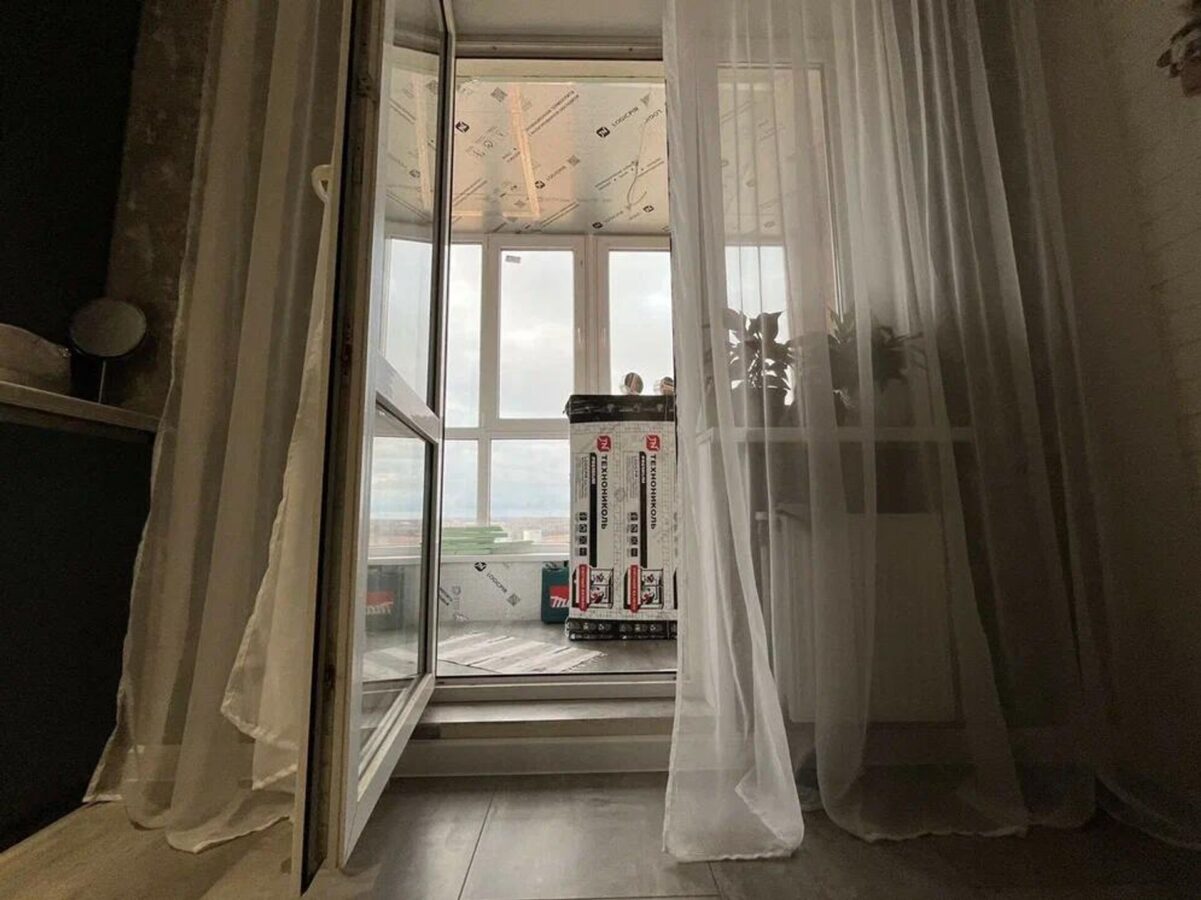 Експерти пояснили схему утеплення балкона в домашніх умовах без особливих грошових витрат