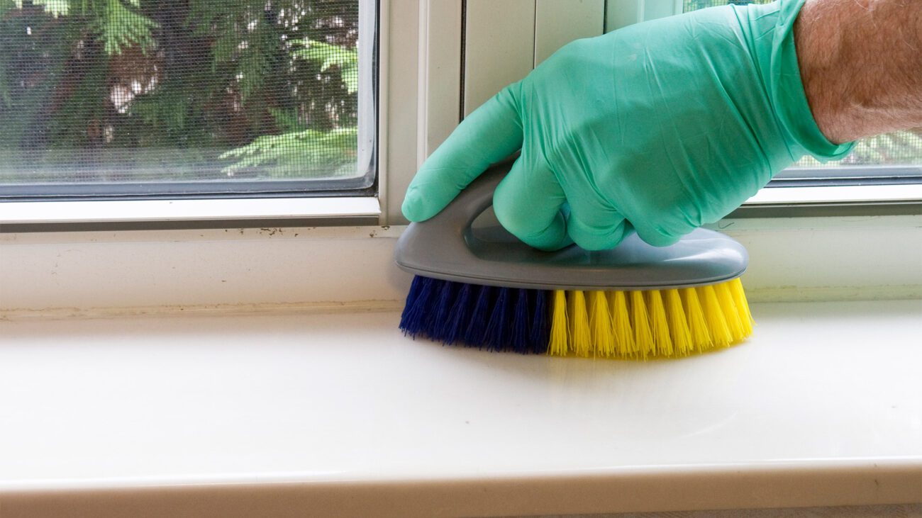 Експерти розповіли, як заклеїти щілину під підвіконням без витрат і зайвого клопоту швидко