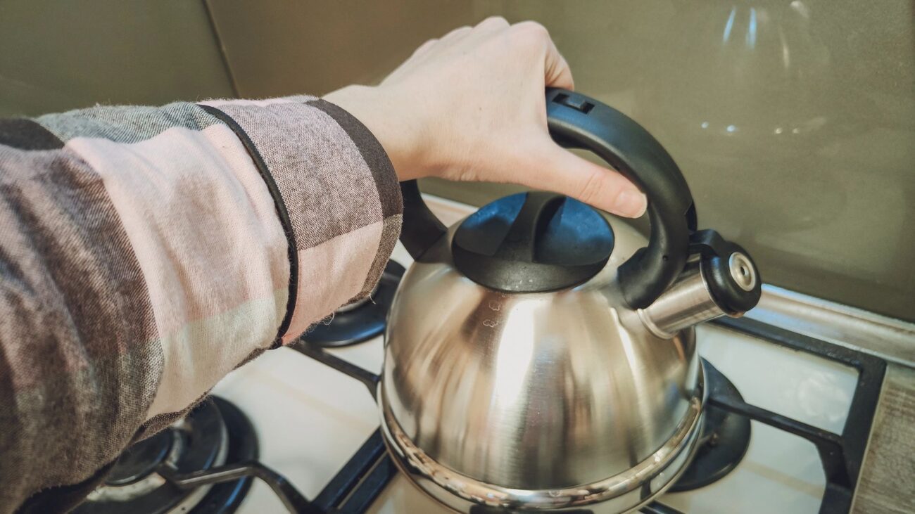 Господині розповіли, як очистити чайник від старого нагару