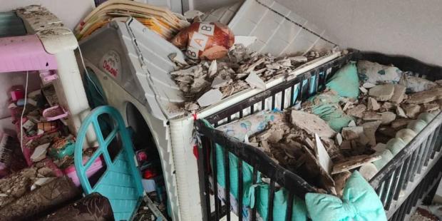 Боже диво: У Дніпрі мама взяла на руки немовля перед тим, як на колиску внаслідок атаки РФ обвалилася стеля (фото) Боже диво: У Дніпрі мама взяла на руки немовля перед тим, як на колиску внаслідок атаки РФ обвалилася стеля (фото)