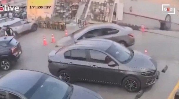 У Каїрі через 15-метровий зсув під землю пішла заправна станція / © The Sun