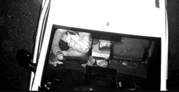 Водій обіймає собаку / © Фото з відкритих джерел